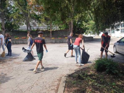 Участие в инициативата "Да изчистим България заедно" 3